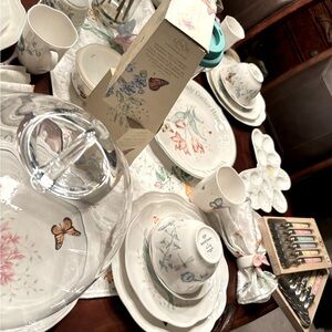 Lenox colorful Butterfly meadow set with scalloped edge.